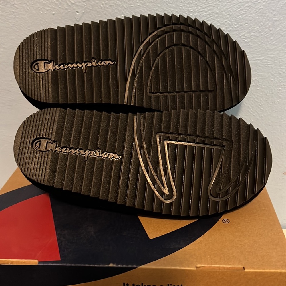 🆕 Champion Black Varsity Velvet Slippers Women’s Size 6 - Picture 5 of 5